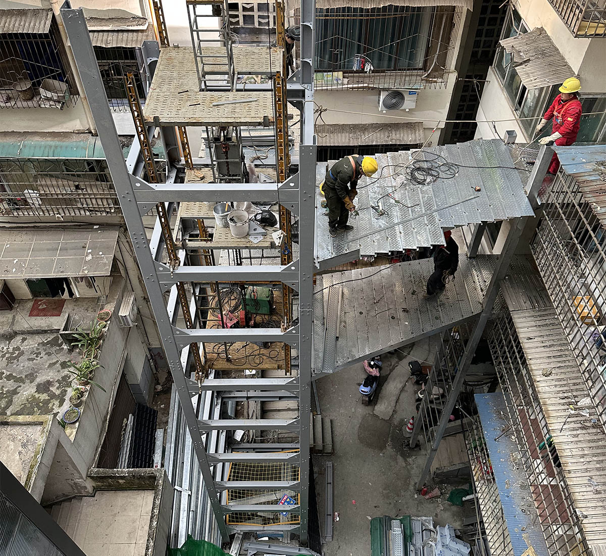 狭窄场地施工案例实拍3